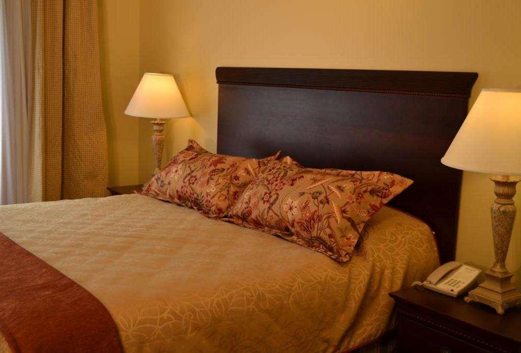 Euro-Suites Hotel Моргантаун Стая снимка